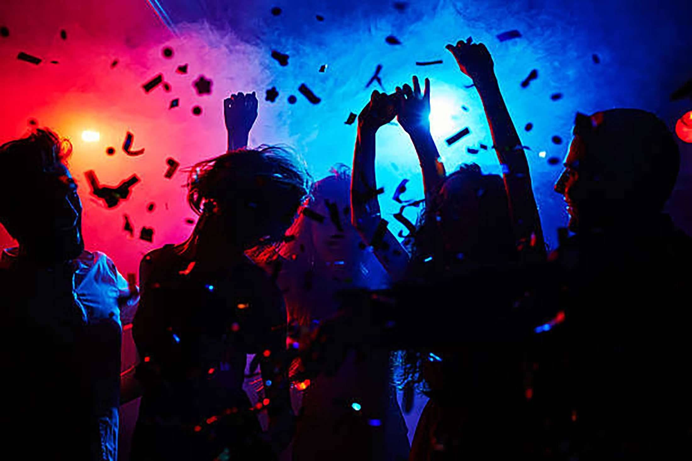 Дискотека Эстетика. Вечеринка. Вечеринка Эстетика. Люди танцуют в ночном клубе.